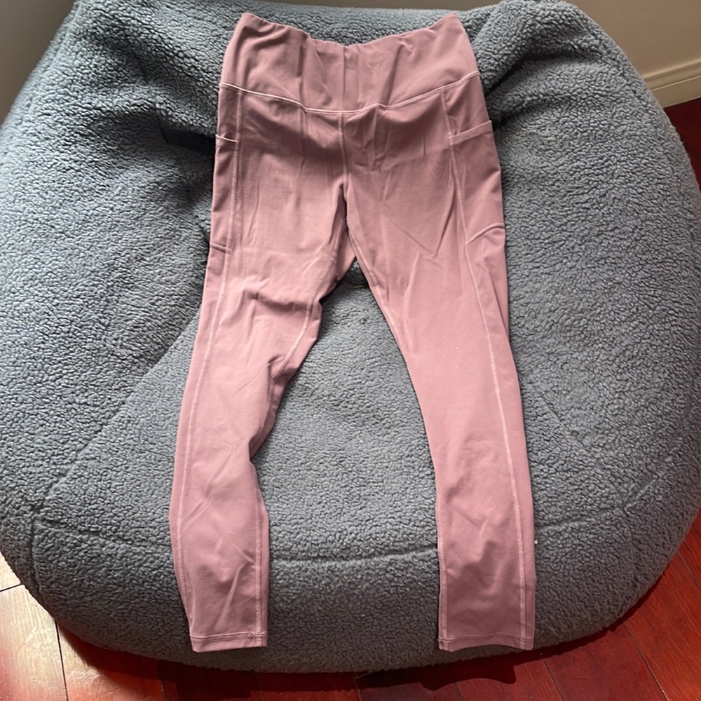 Light purple long leggings with deep side pockets.